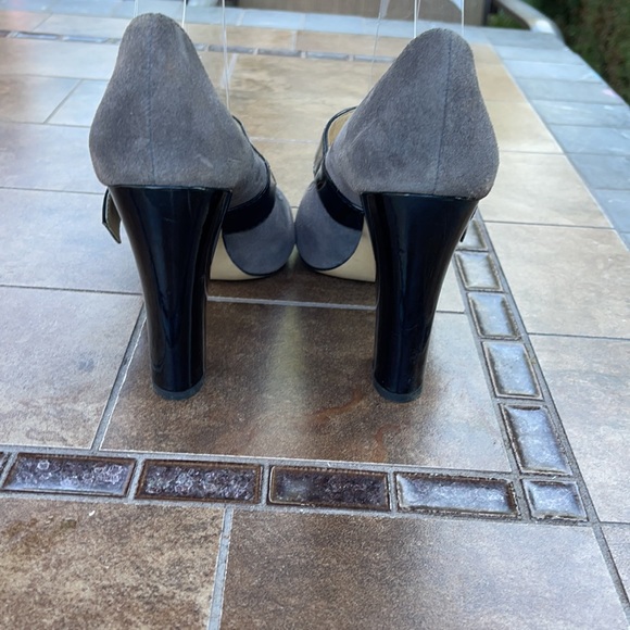 MICHAEL Michael Kors Open Toe Grey and Black Chunky Heels - Picture 3 of 11